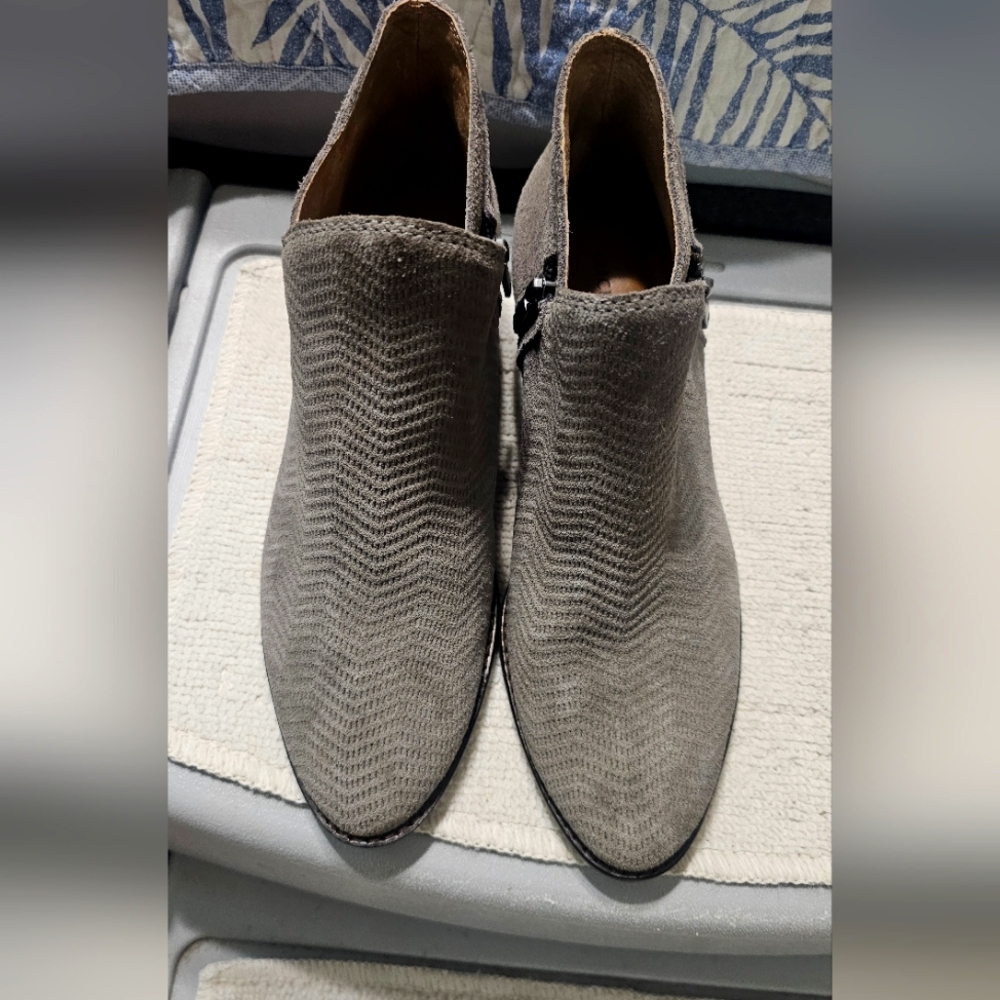Womsns  Gray Side Zip.Booties Lucky Brand